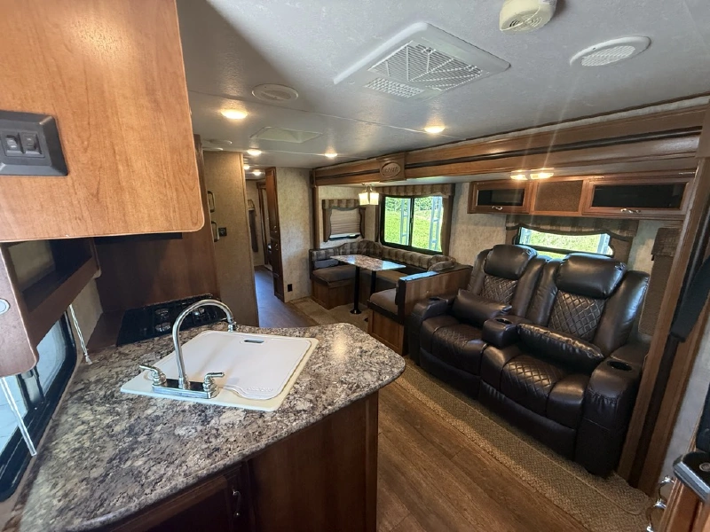 2016 FOREST RIVER TRACER ULTRA LITE EXECUTIVE 3150BHD