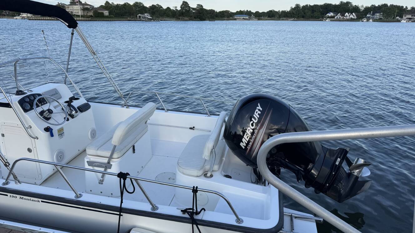 A photo of this 2007 Boston Whaler 190 Montauk