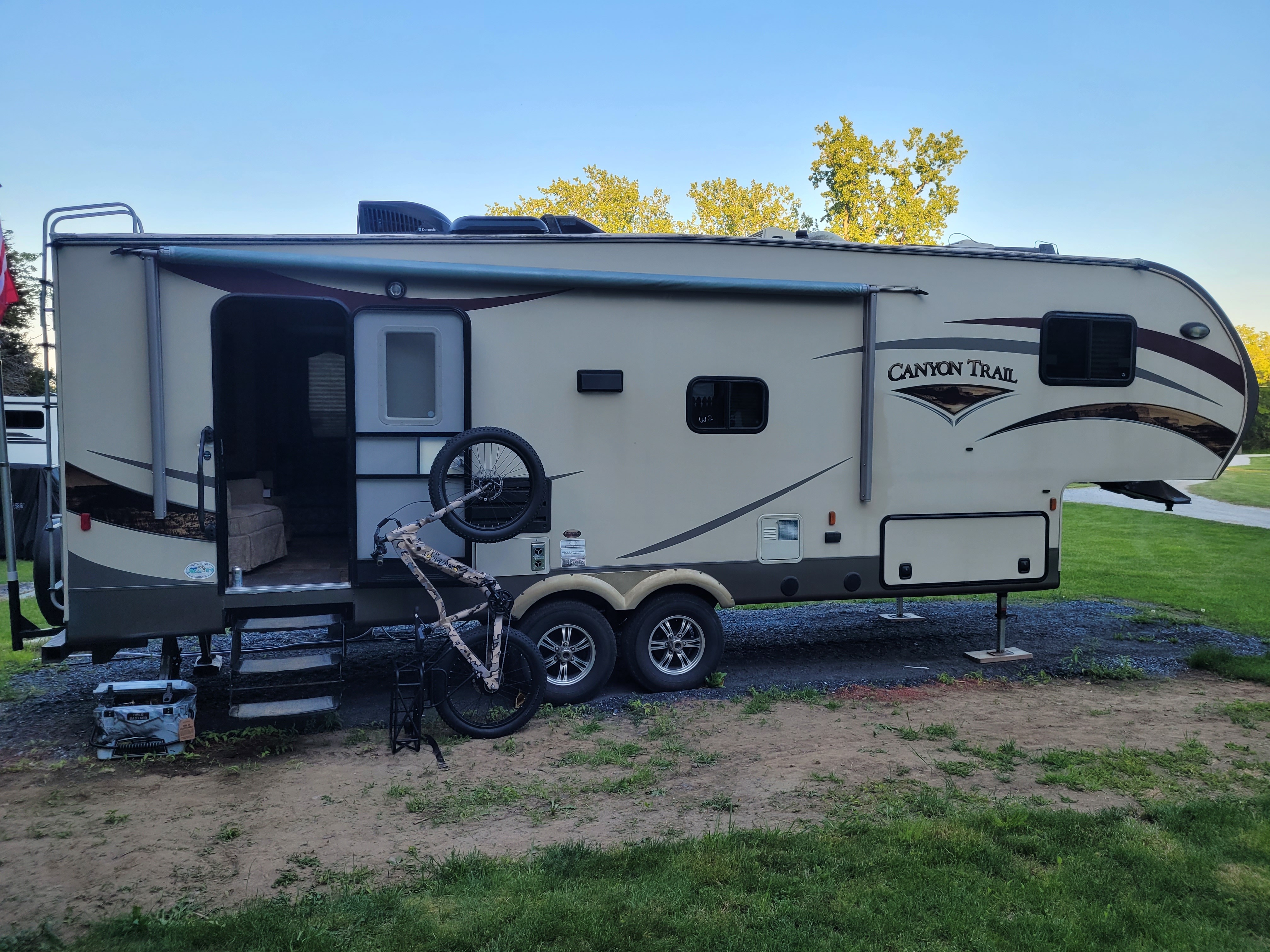 2014 Yellowstone CANYON TRAIL 27FREL in isle la motte VT