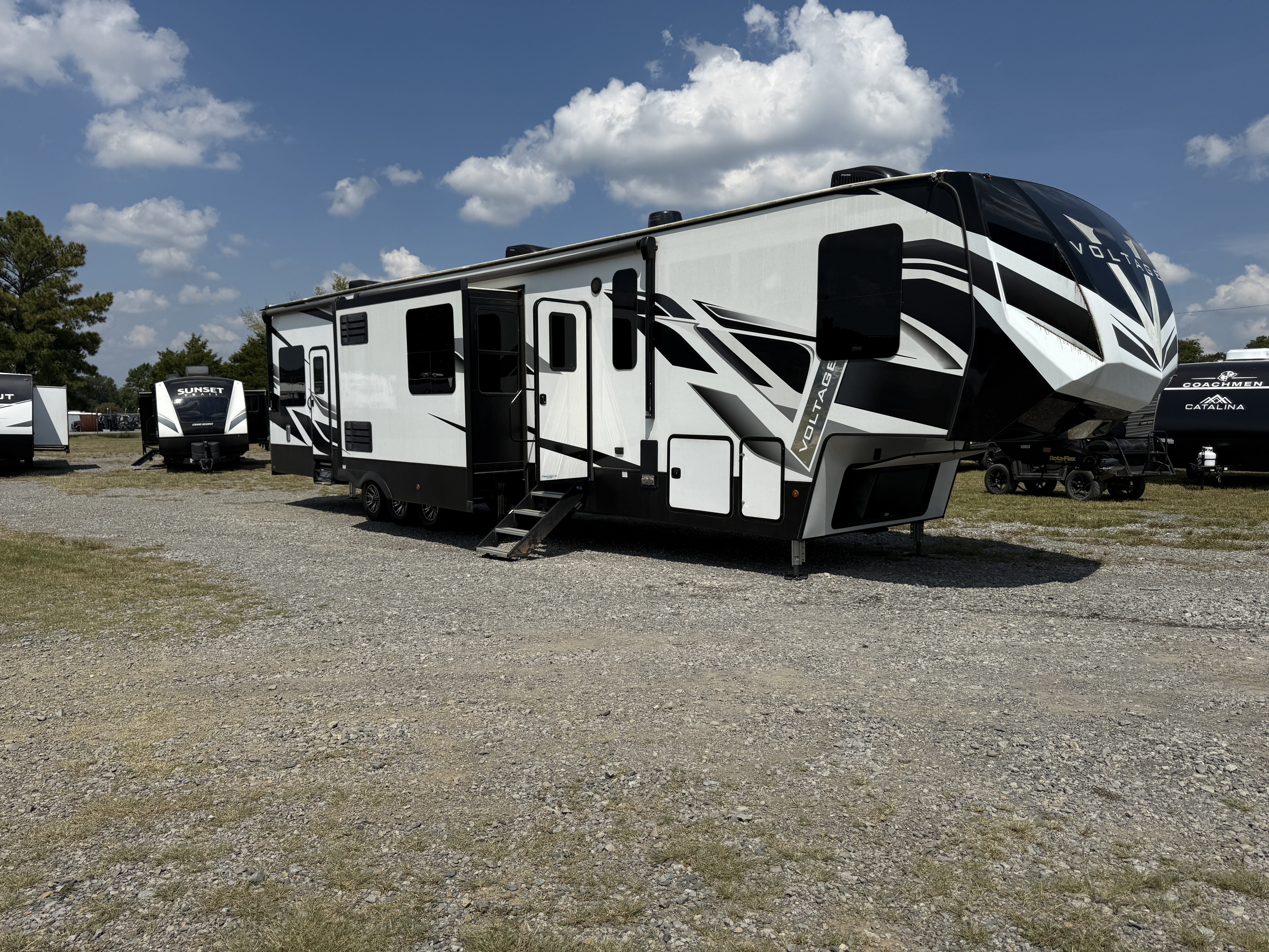 2021 Dutchmen Voltage 4225 Fifth Wheel Toy Hauler RV