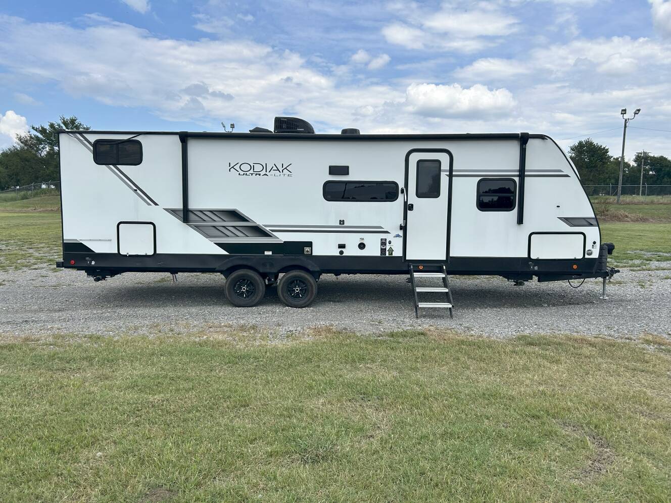 A photo of this 2022 Dutchmen KODIAK ULTRA LITE 283BHSL