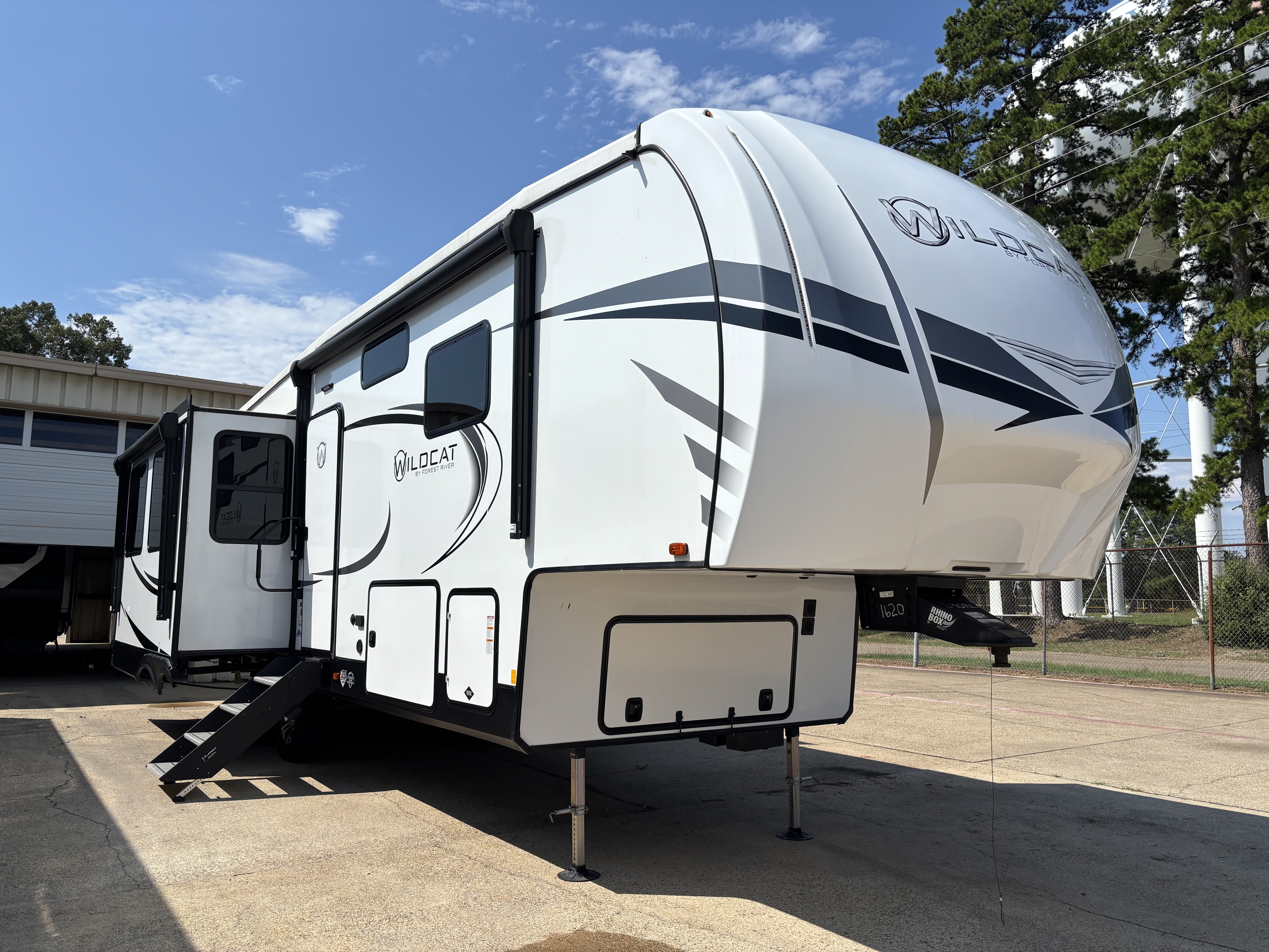 2023 Forest River Wildcat 290RLW RV