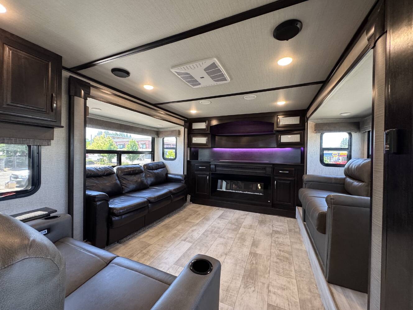A photo of this 2018 Grand Design MOMENTUM 376TH