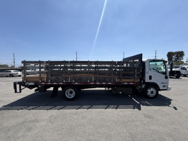 2022 ISUZU NRR REG CAB 20' STAKEBED + LIFTGATE in Norwalk, CA