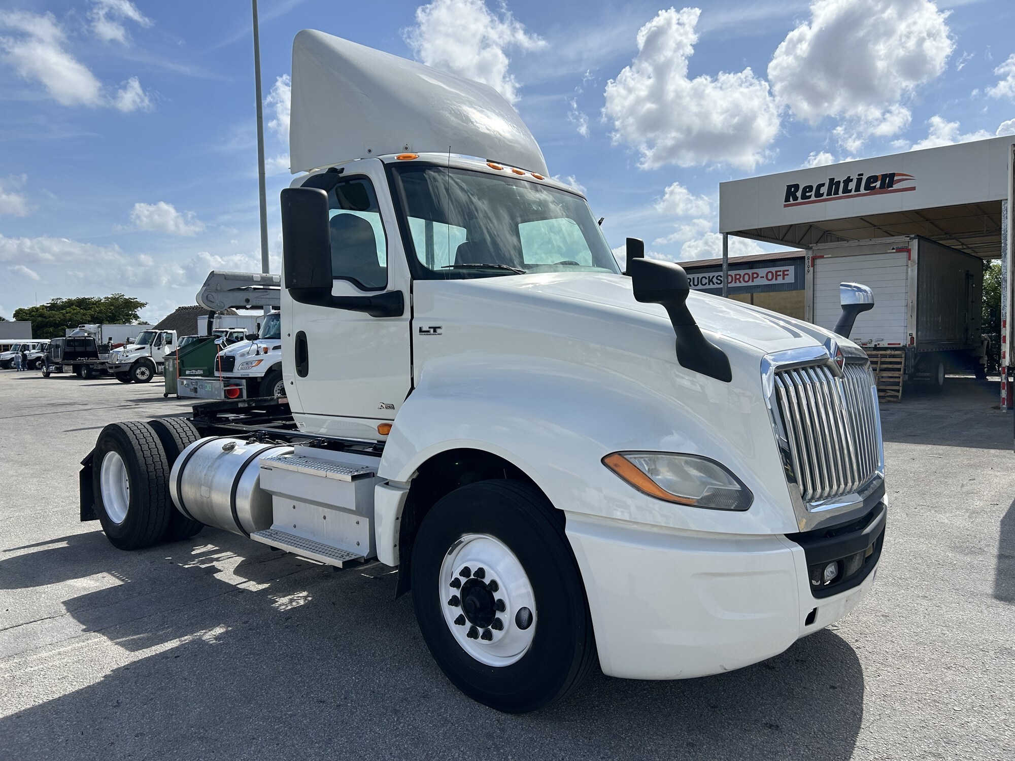 2019 INTERNATIONAL LT625 in Miami, FL