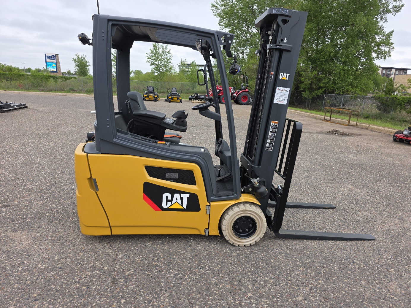 2022 CAT Lift Trucks 2ET4000 in Anoka, MN