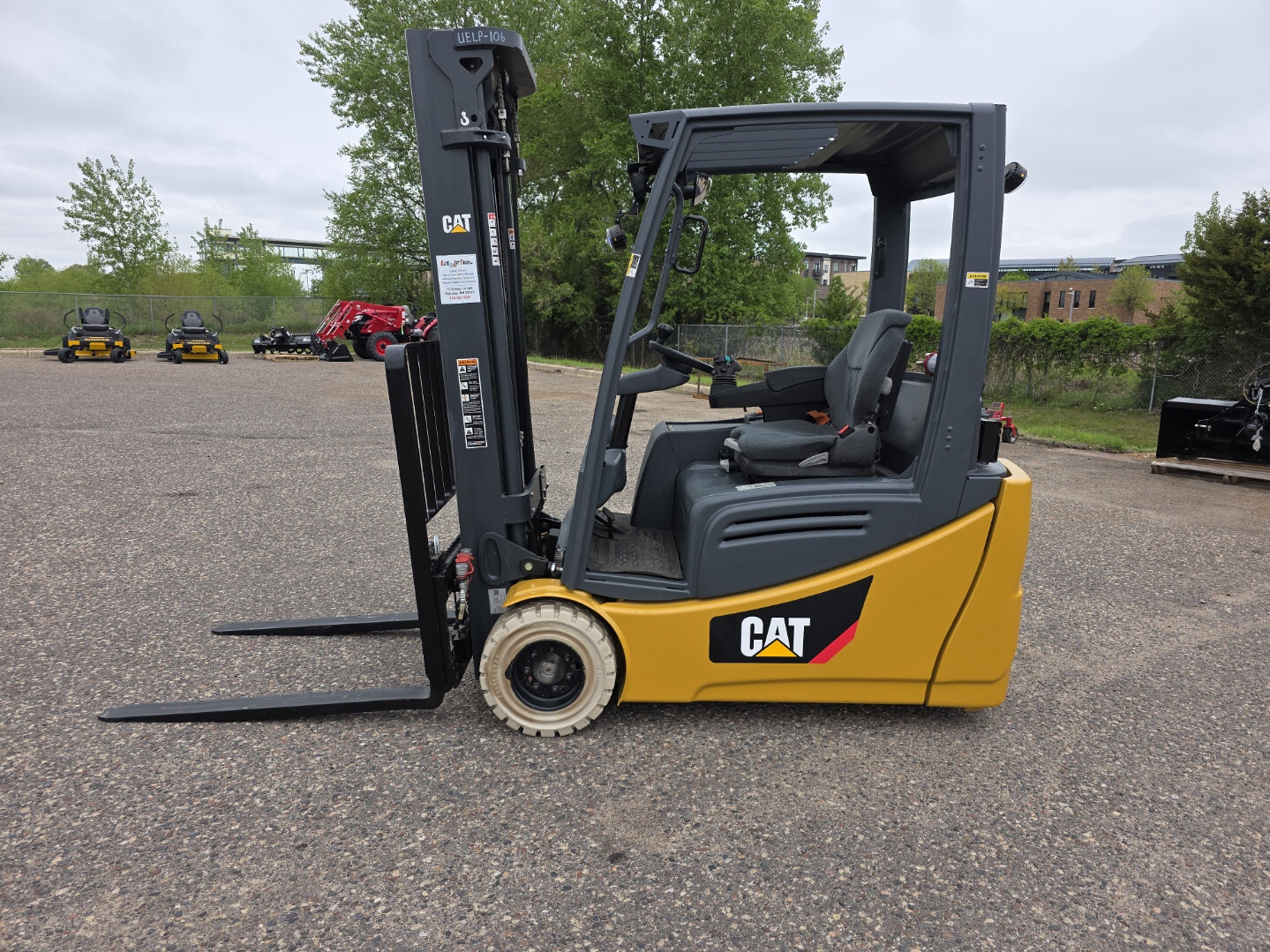 2022 CAT Lift Trucks 2ET4000 in Anoka, MN