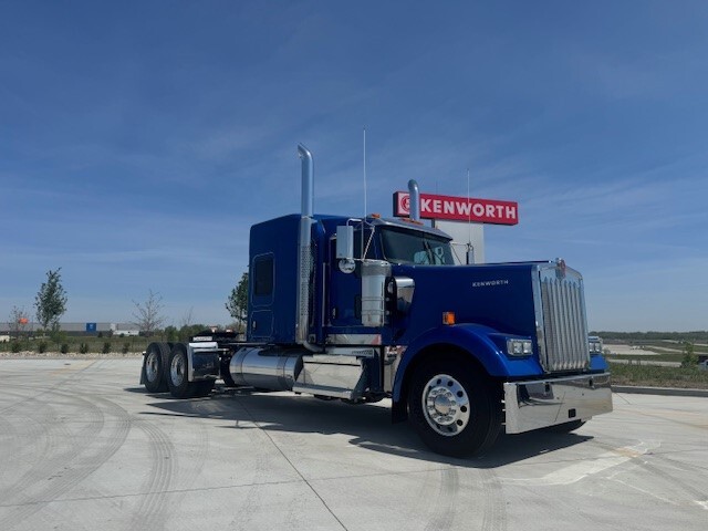 2027 KENWORTH W900L in Des Moines, IA