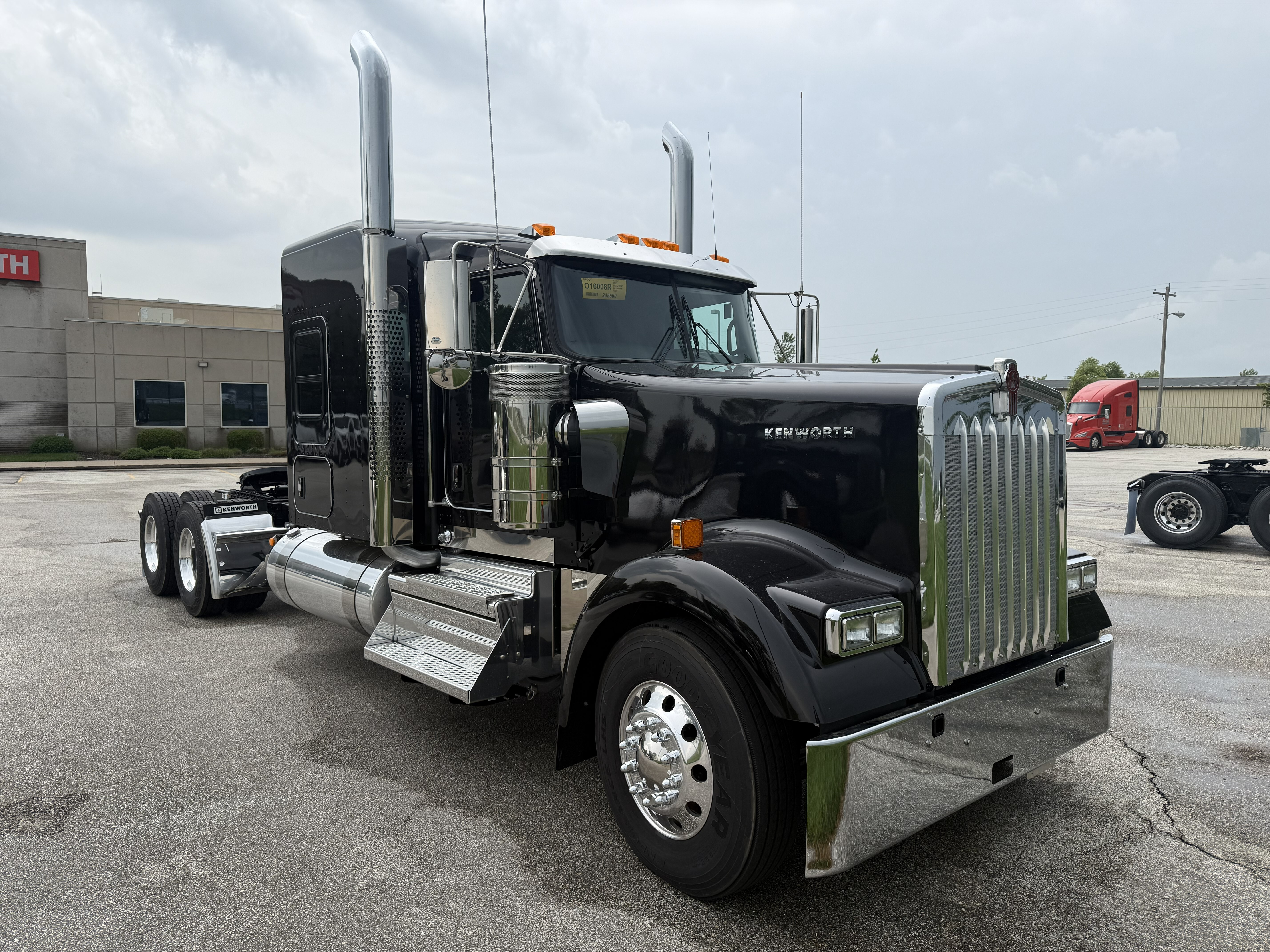 2027 KENWORTH W900L in Columbia, MO