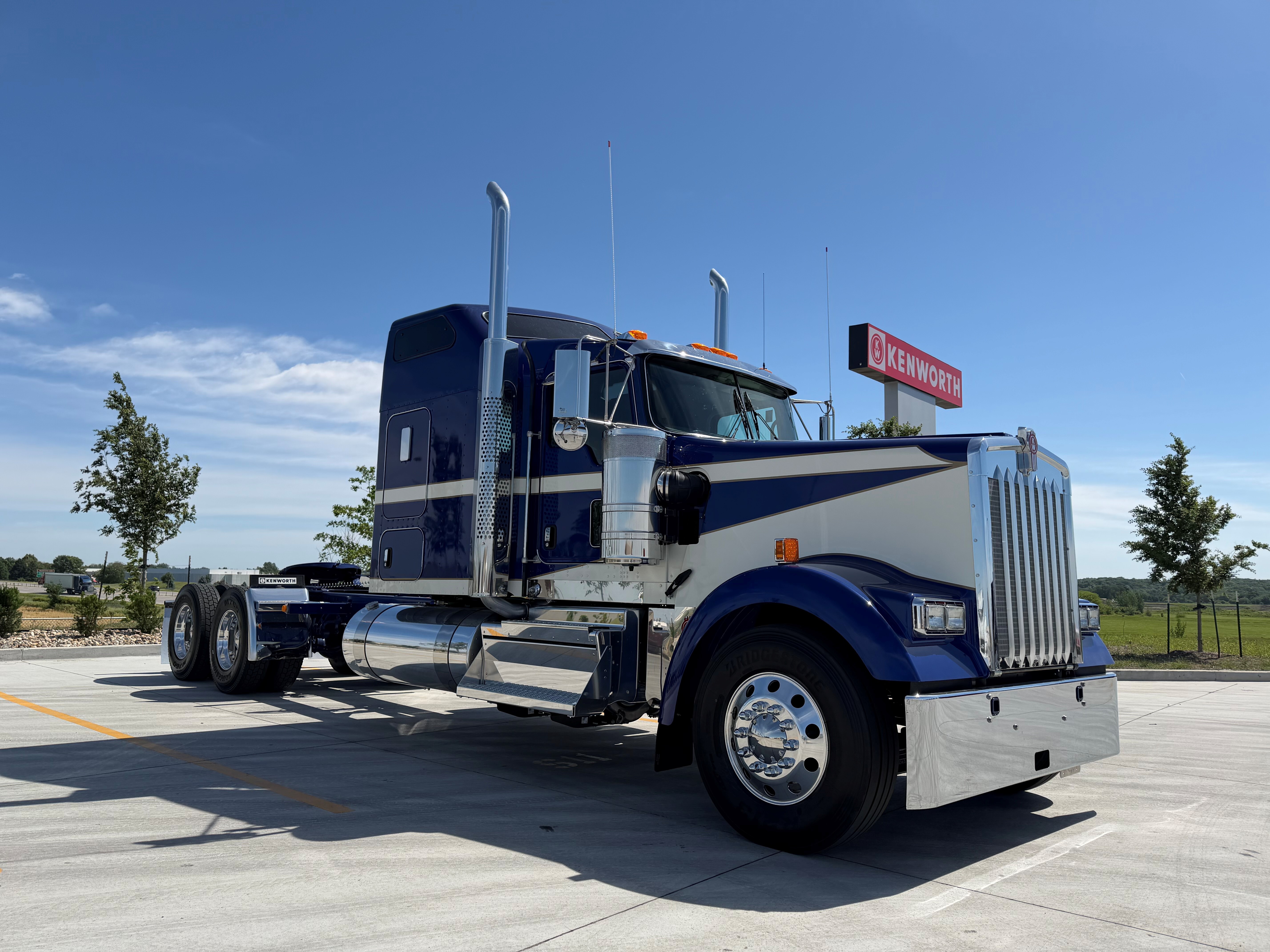 2027 KENWORTH W900L in Des Moines, IA