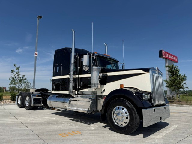 2027 KENWORTH W900L in Des Moines, IA