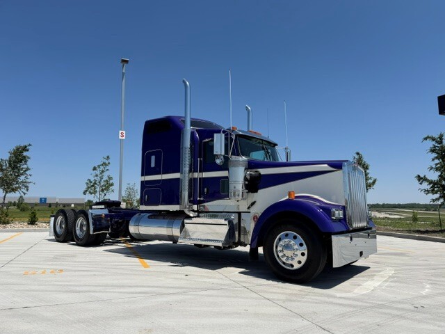 2027 KENWORTH W900L in Des Moines, IA