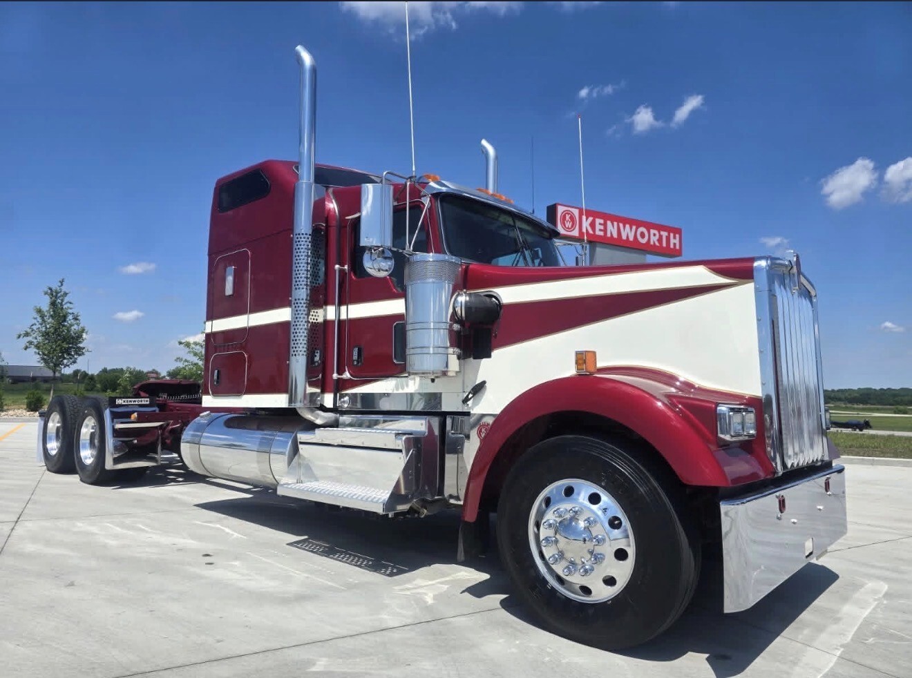 2027 KENWORTH W900L in Des Moines, IA