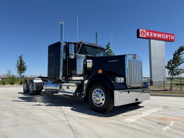 2027 KENWORTH W900L in Des Moines, IA