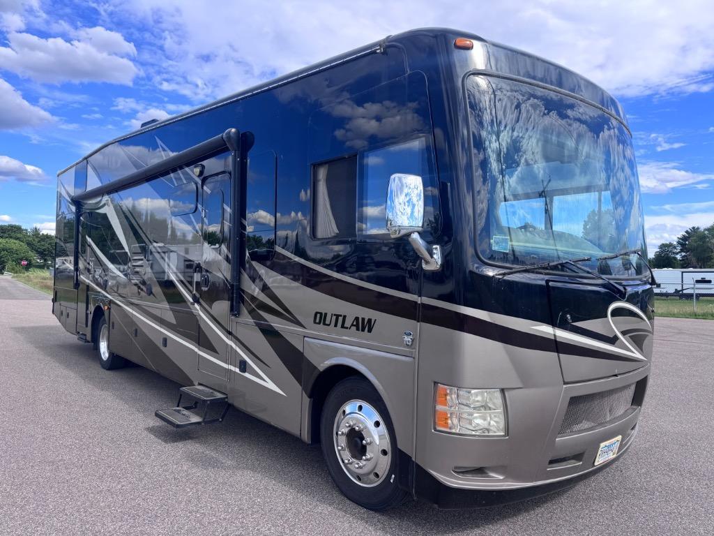 2015 Thor Motor Coach Outlaw 37LS in ham lake MN