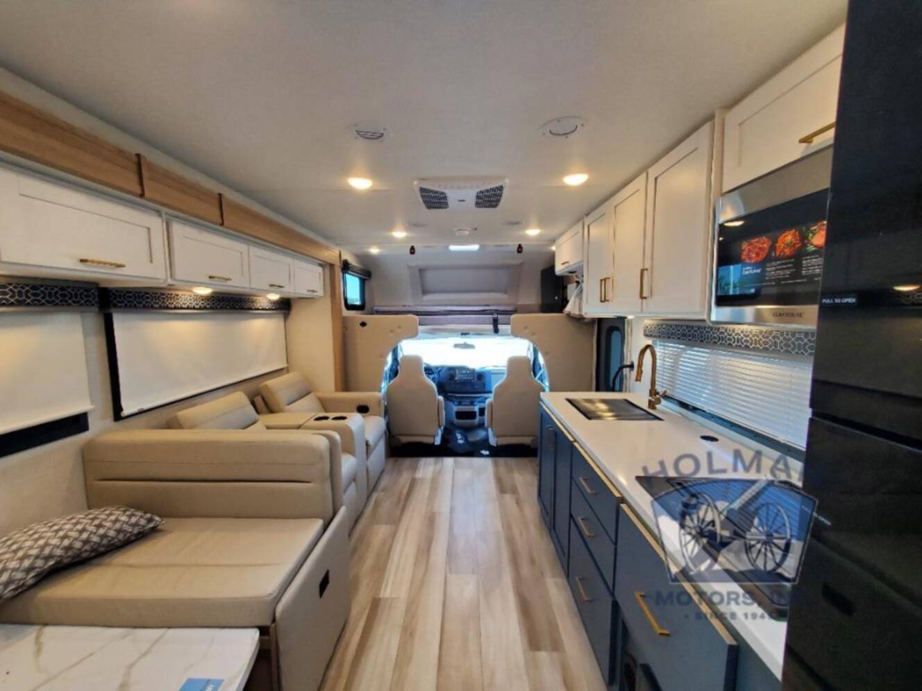 A photo of this 2027 Thor Motor Coach Quantum HS31