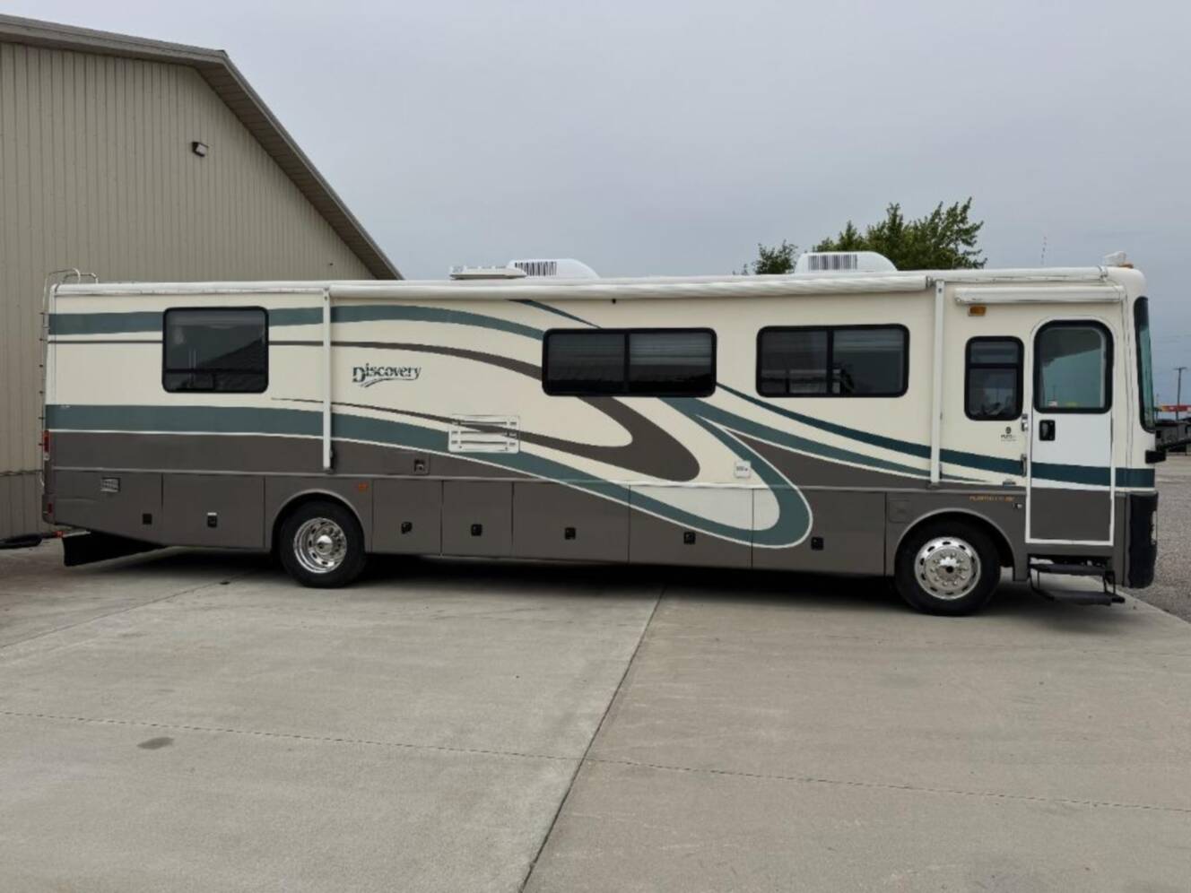 A photo of this 2002 Fleetwood Rv Discovery 38D