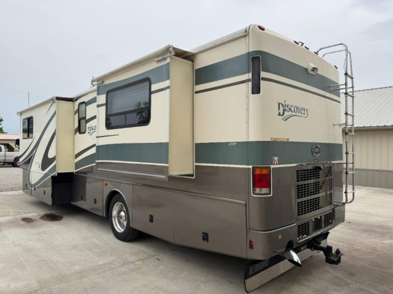 A photo of this 2002 Fleetwood Rv Discovery 38D