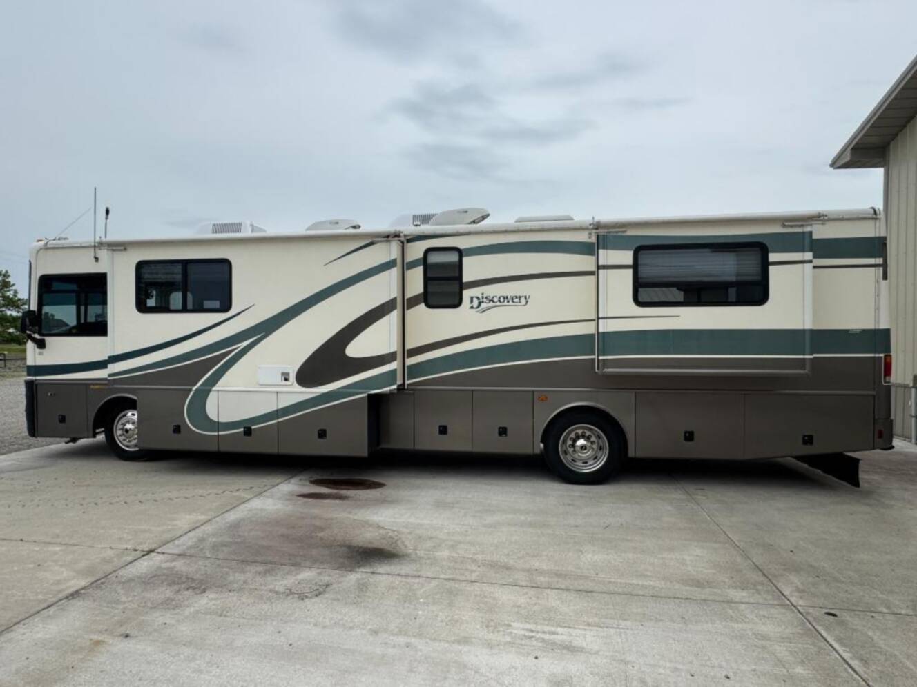 A photo of this 2002 Fleetwood Rv Discovery 38D