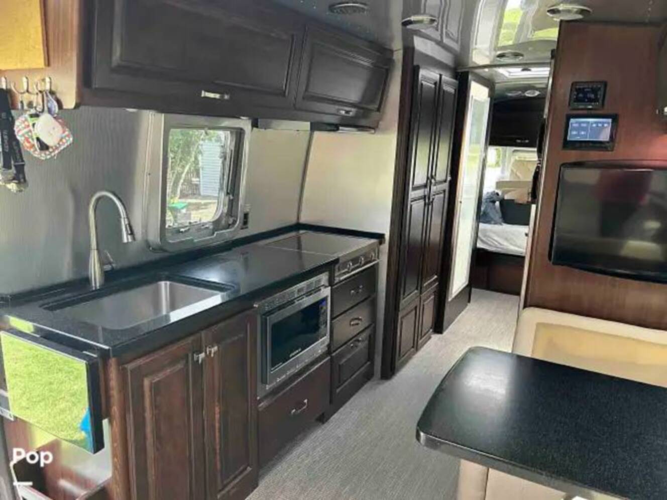 A photo of this 2018 Airstream Classic 30RB