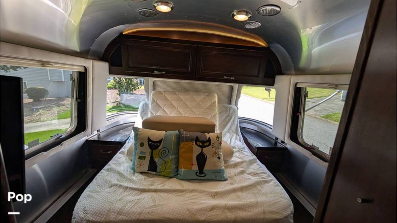A photo of this 2018 Airstream Classic 30RB