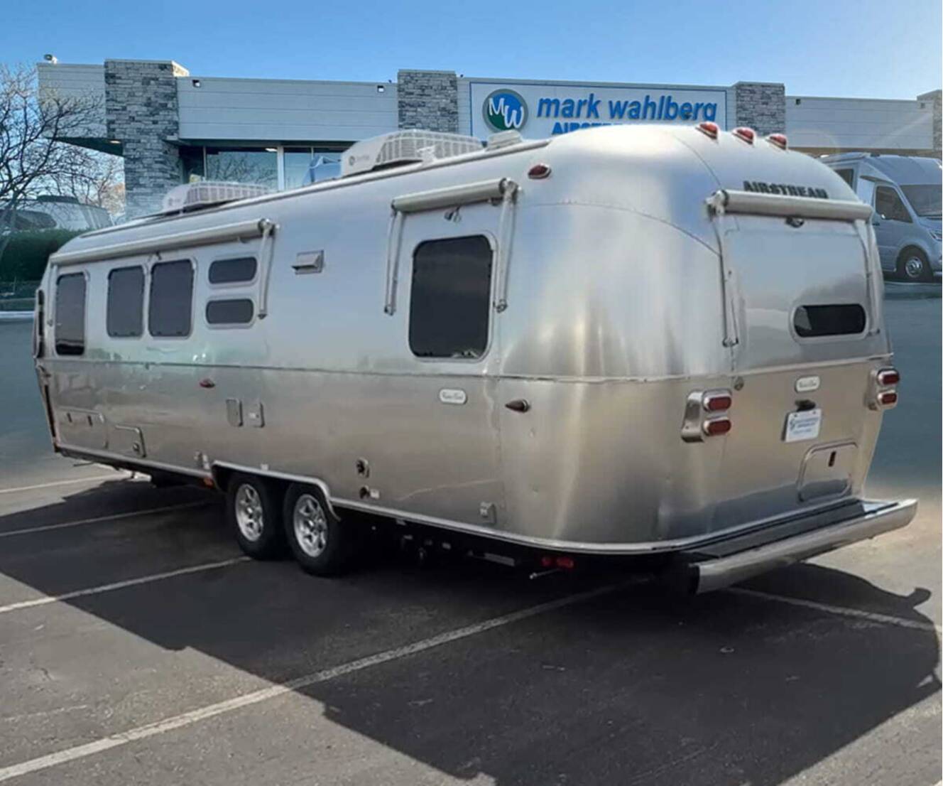 A photo of this 2026 Airstream Flying Cloud 30FB Bunk