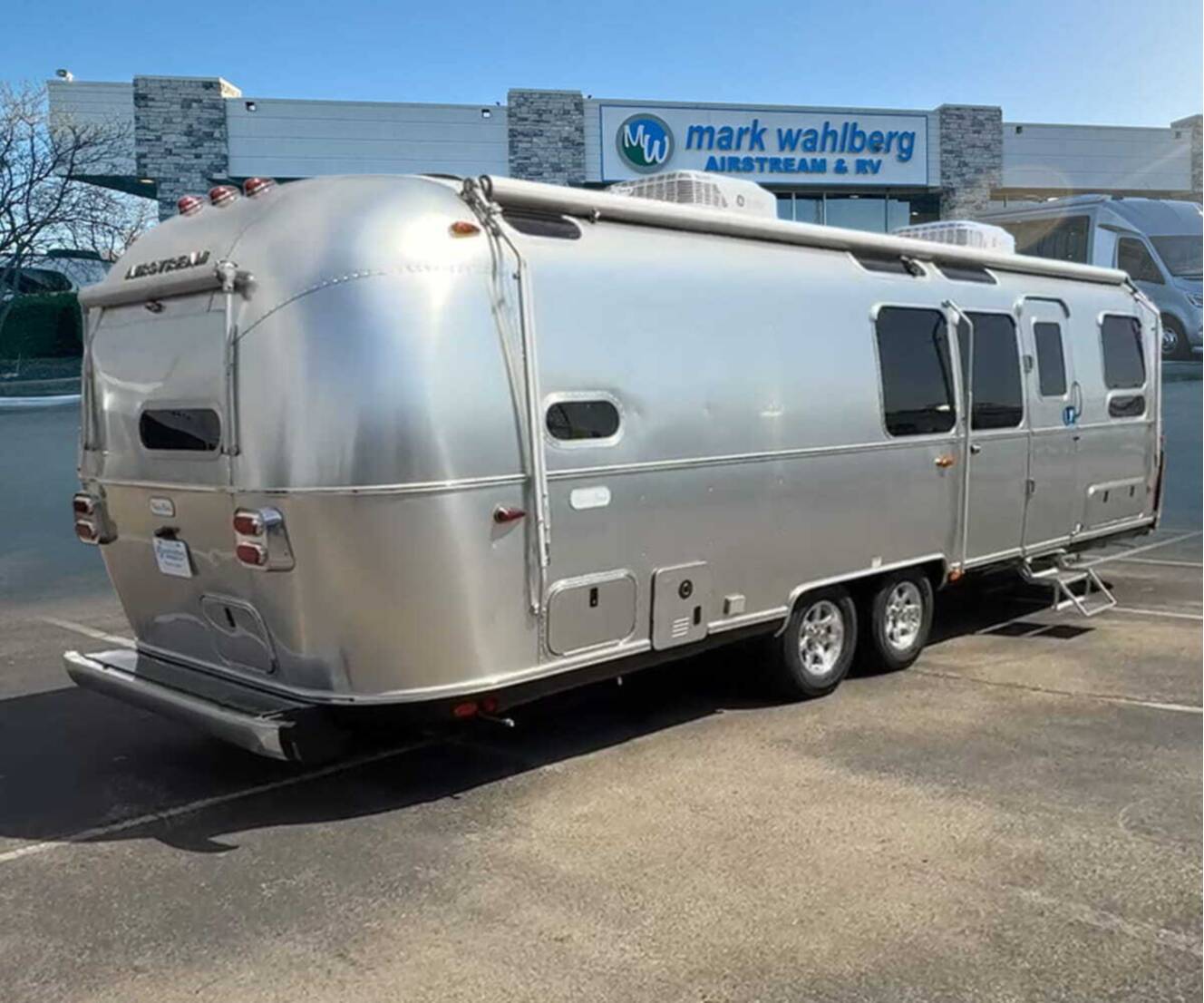 A photo of this 2026 Airstream Flying Cloud 30FB Bunk