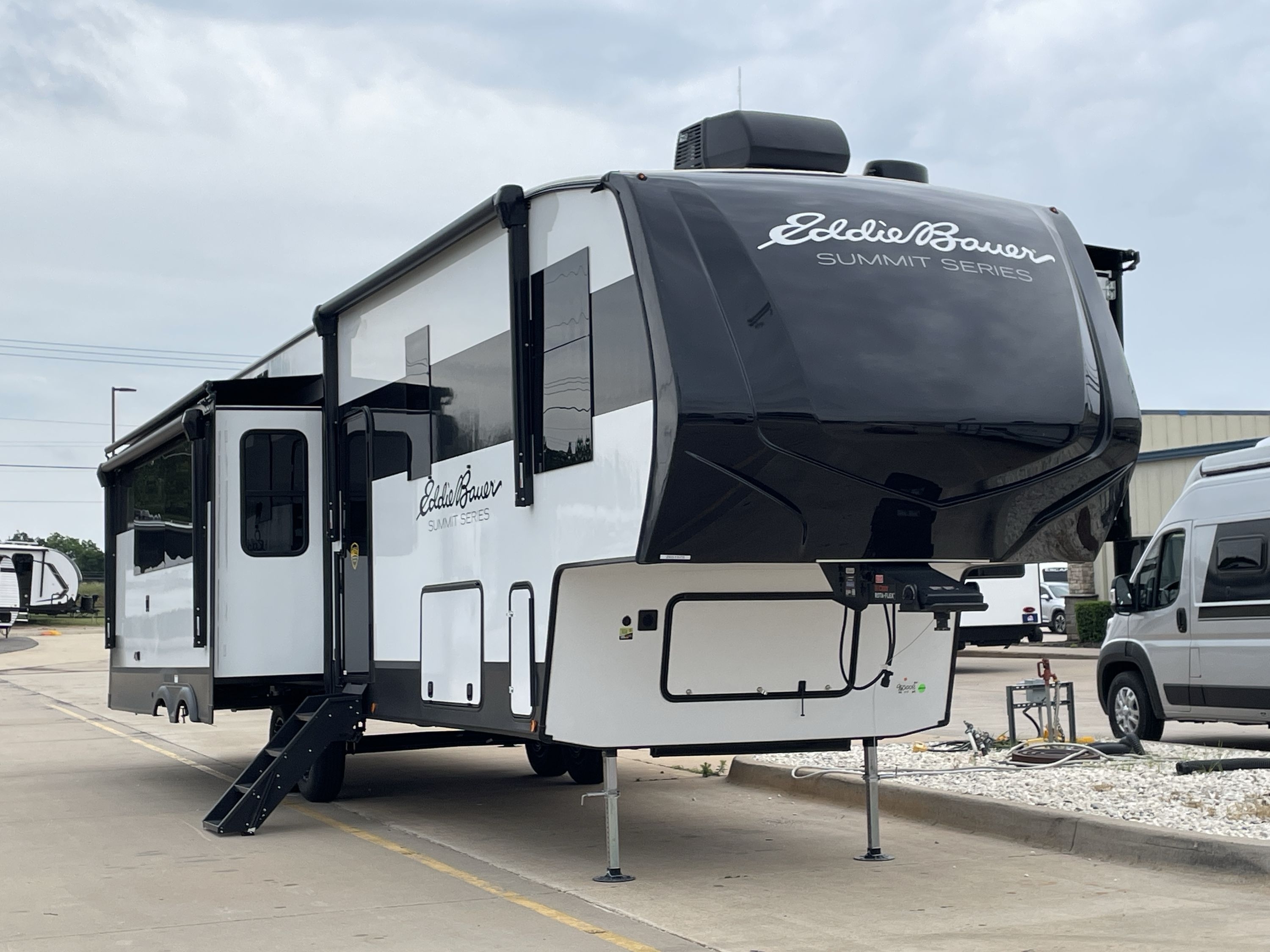 2027 Dutchmen EDDIE BAUER SUMMIT 3511RK in oklahoma city OK