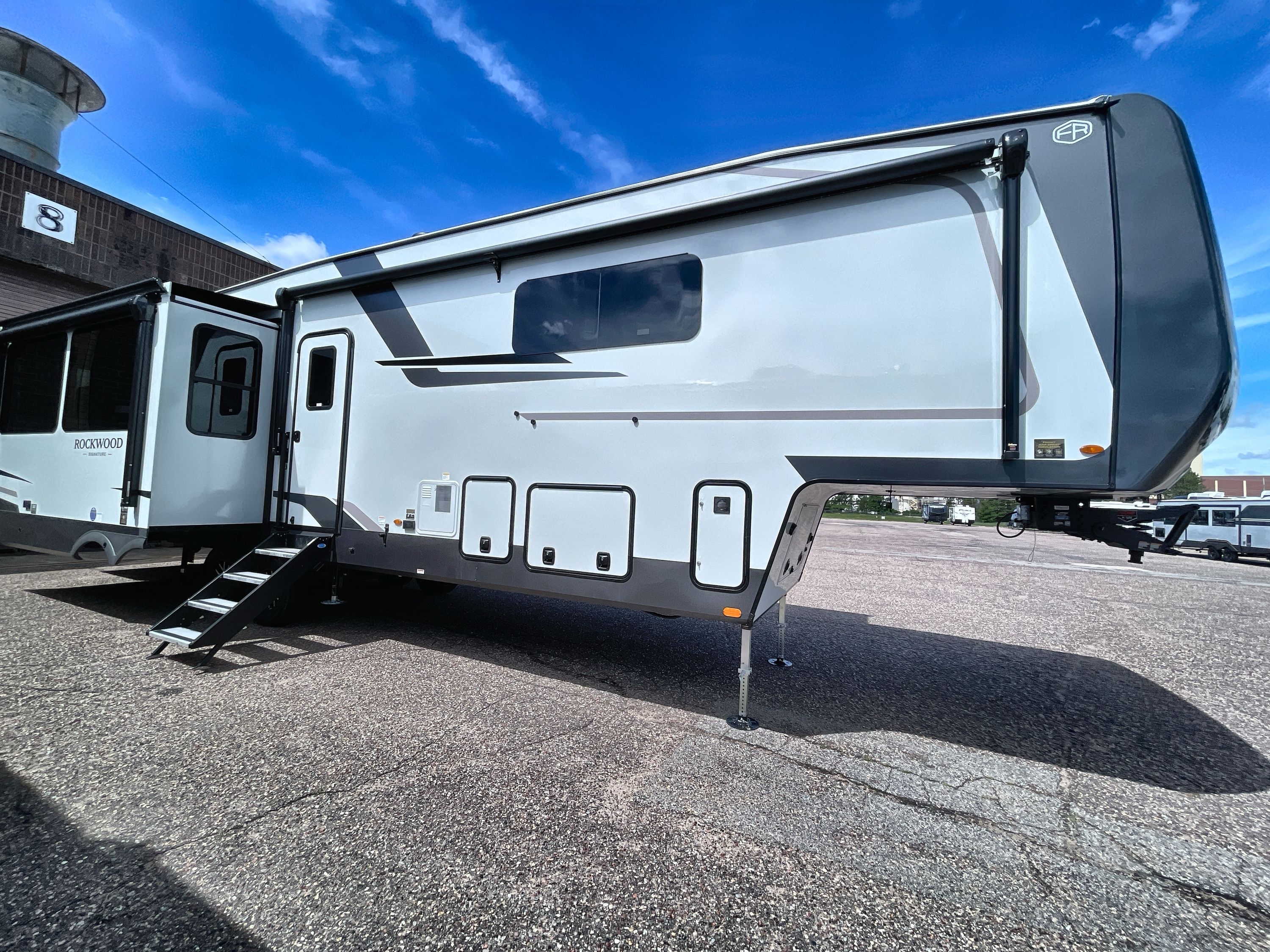 2027 Forest River ROCKWOOD SIGNATURE 401SFB in rothschild WI