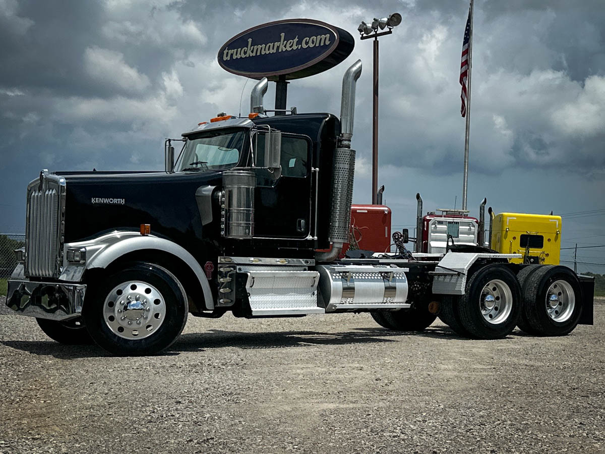 2016 KENWORTH W900 in Olive Branch, MS
