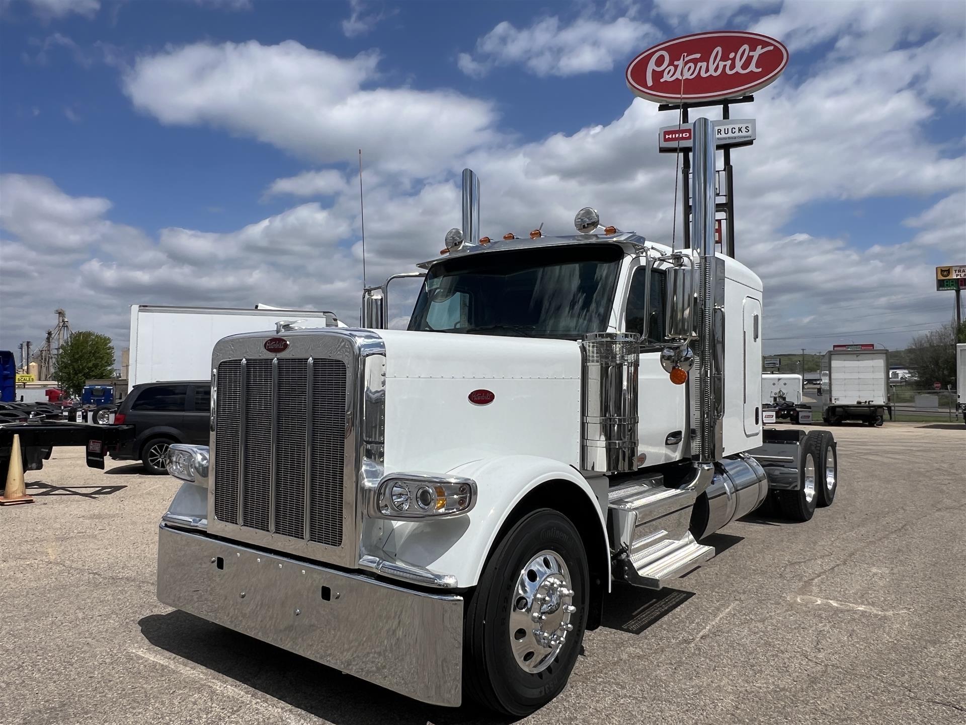 2027 PETERBILT 589 in South Saint Paul, MN