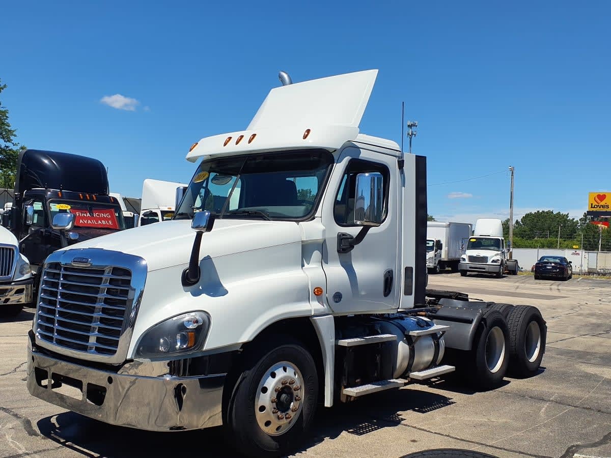 2019 FREIGHTLINER CASCADIA 125 in Oak Creek, WI