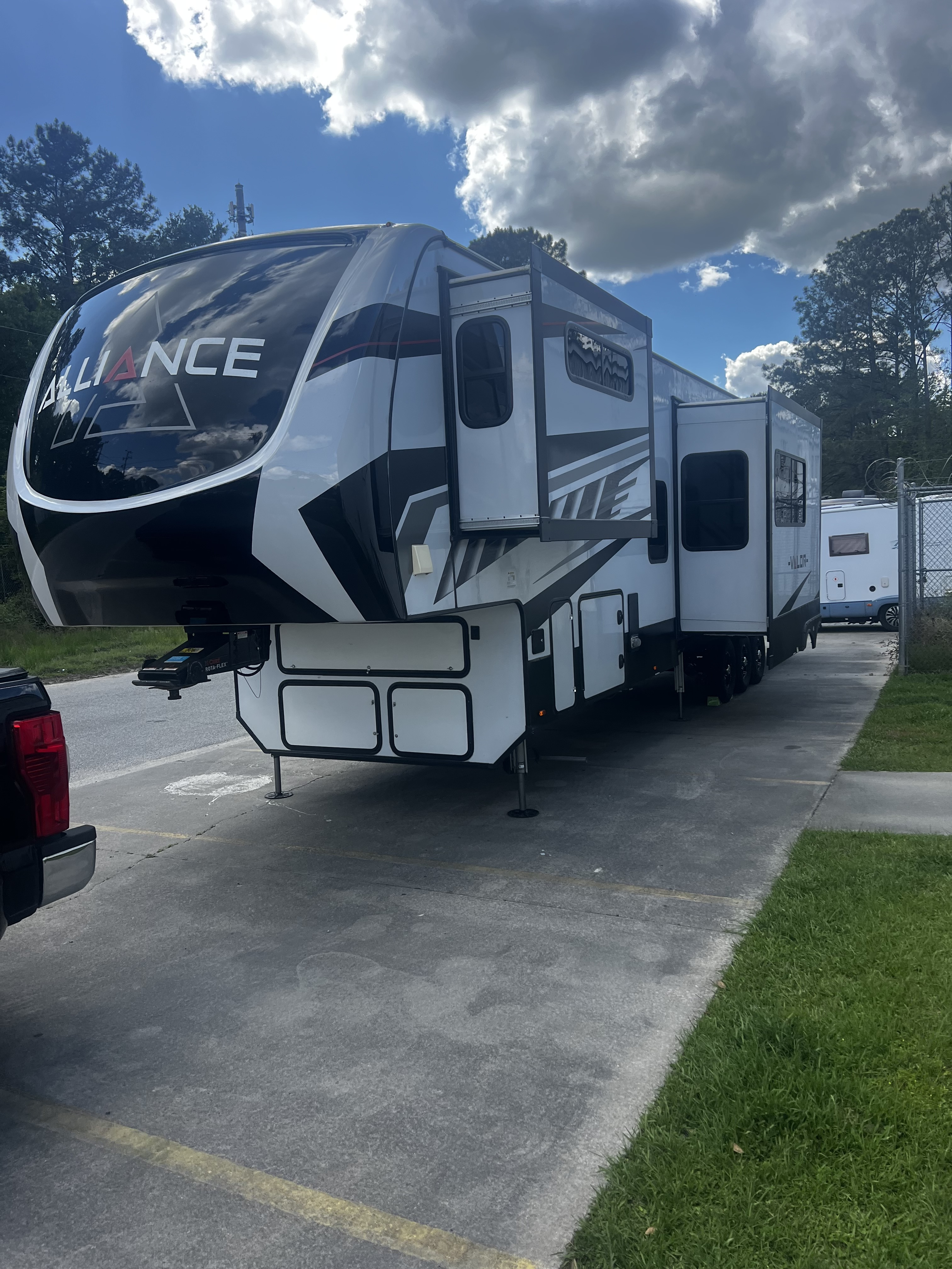 2022 Alliance Rv VALOR 40V13 in gregory MI
