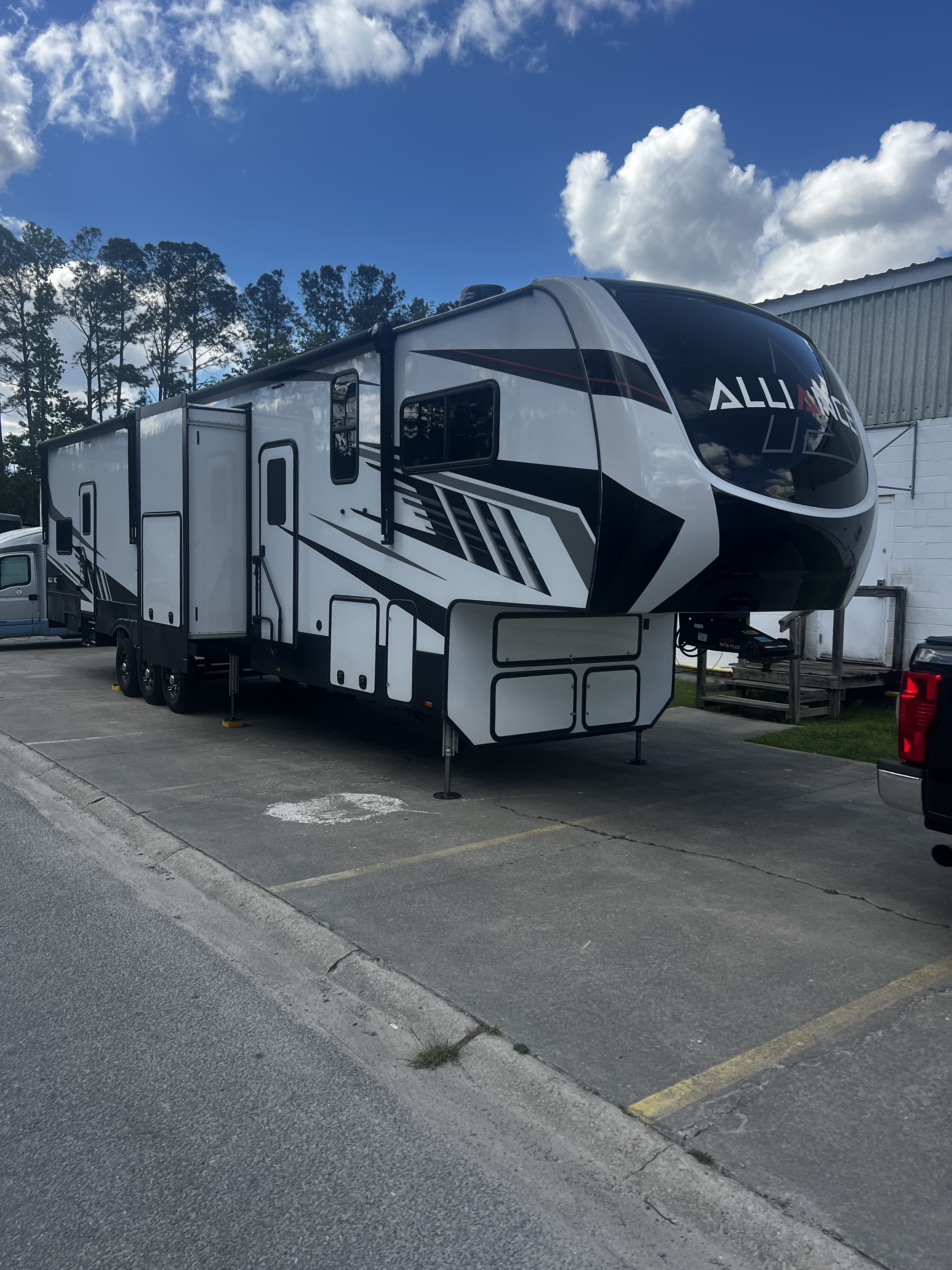 2022 Alliance Rv VALOR 40V13 in gregory MI