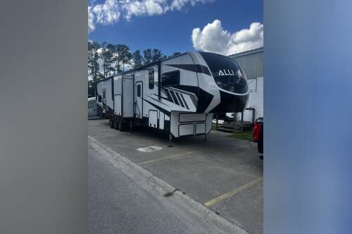 2022 Alliance Rv VALOR 40V13 in gregory MI