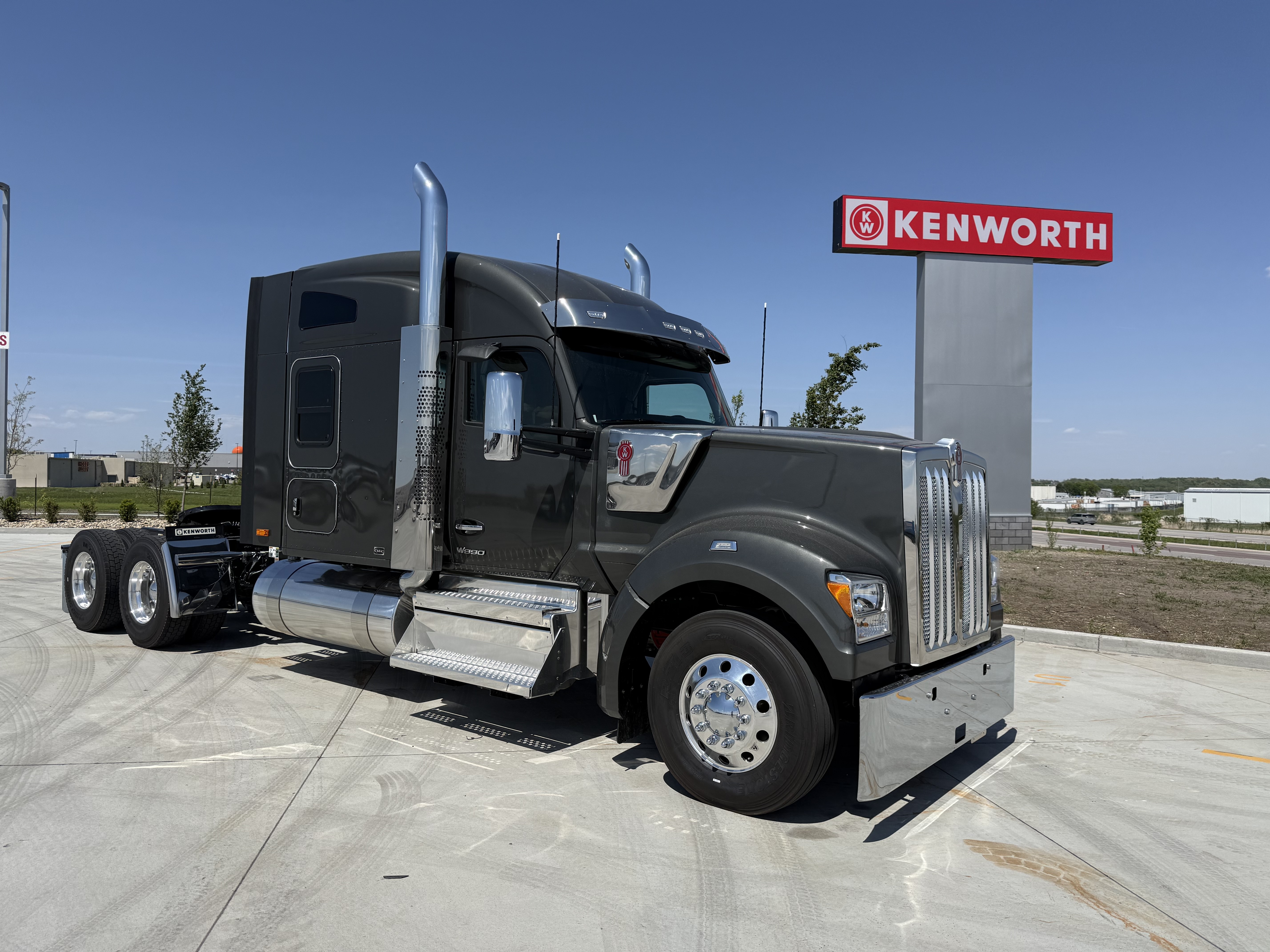 2027 KENWORTH W990 in Des Moines, IA