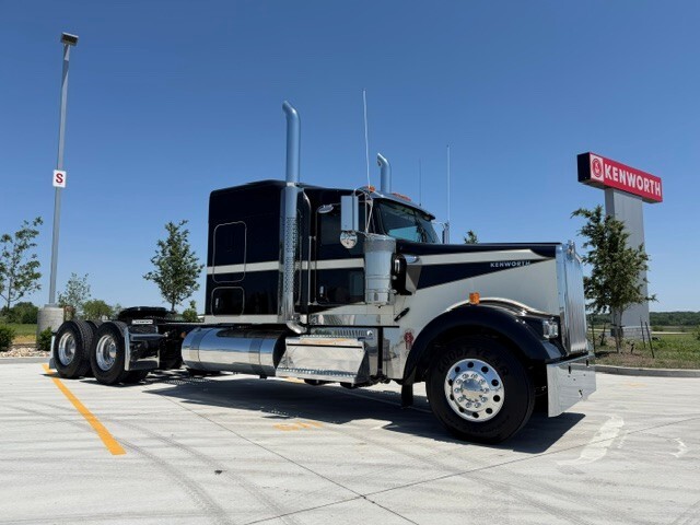 2027 KENWORTH W900L in Des Moines, IA
