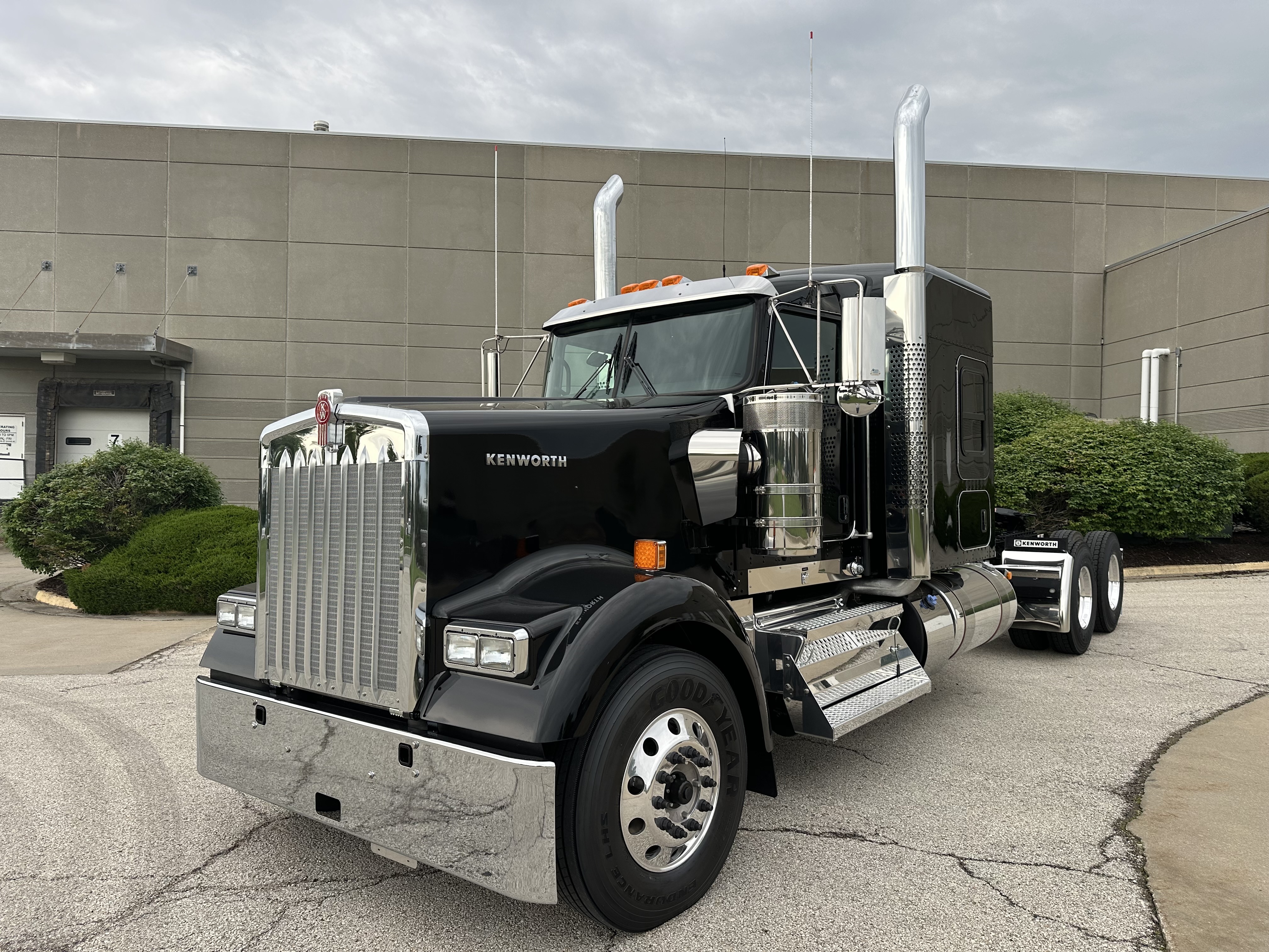 2027 KENWORTH W900L in Olathe, KS