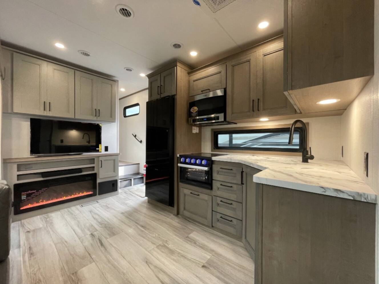 A photo of this 2026 Kz Durango Half-Ton D296BHT