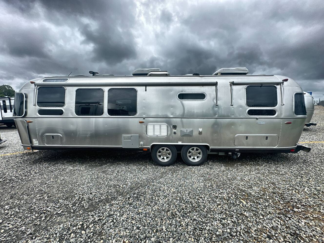 A photo of this 2017 Airstream FLYING CLOUD 30