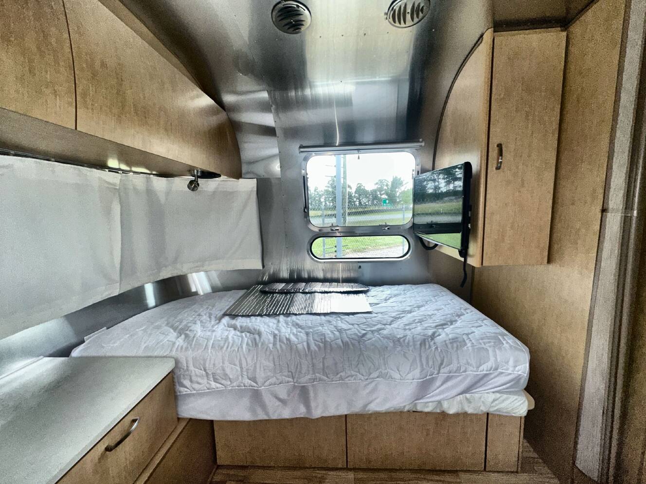A photo of this 2017 Airstream FLYING CLOUD 30