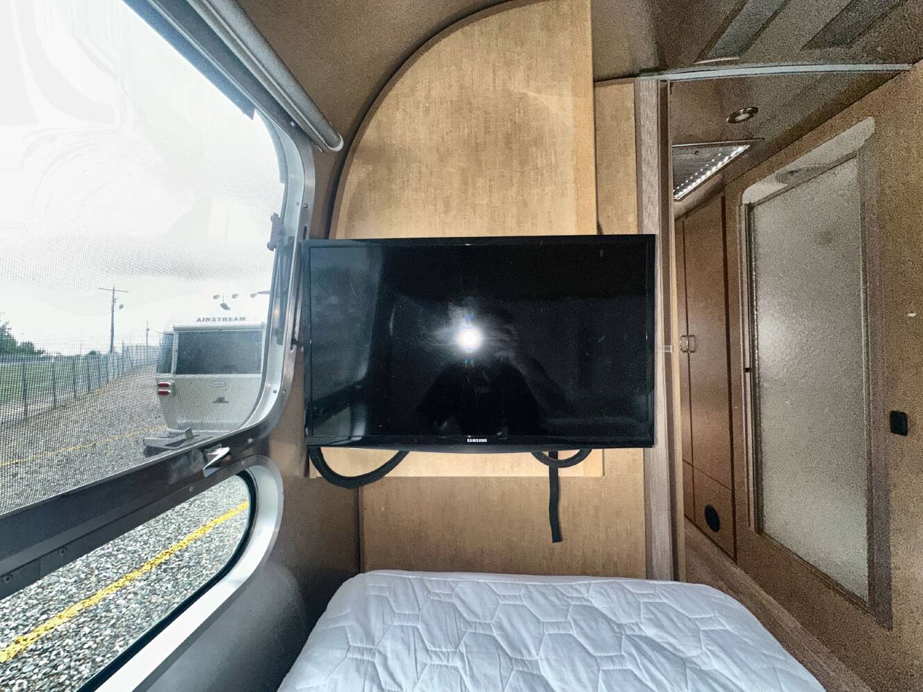 A photo of this 2017 Airstream FLYING CLOUD 30