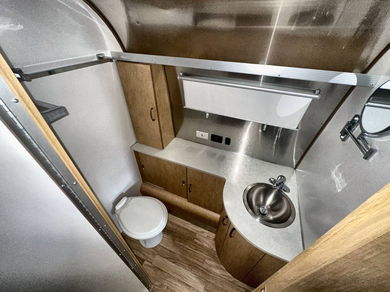 A photo of this 2017 Airstream FLYING CLOUD 30