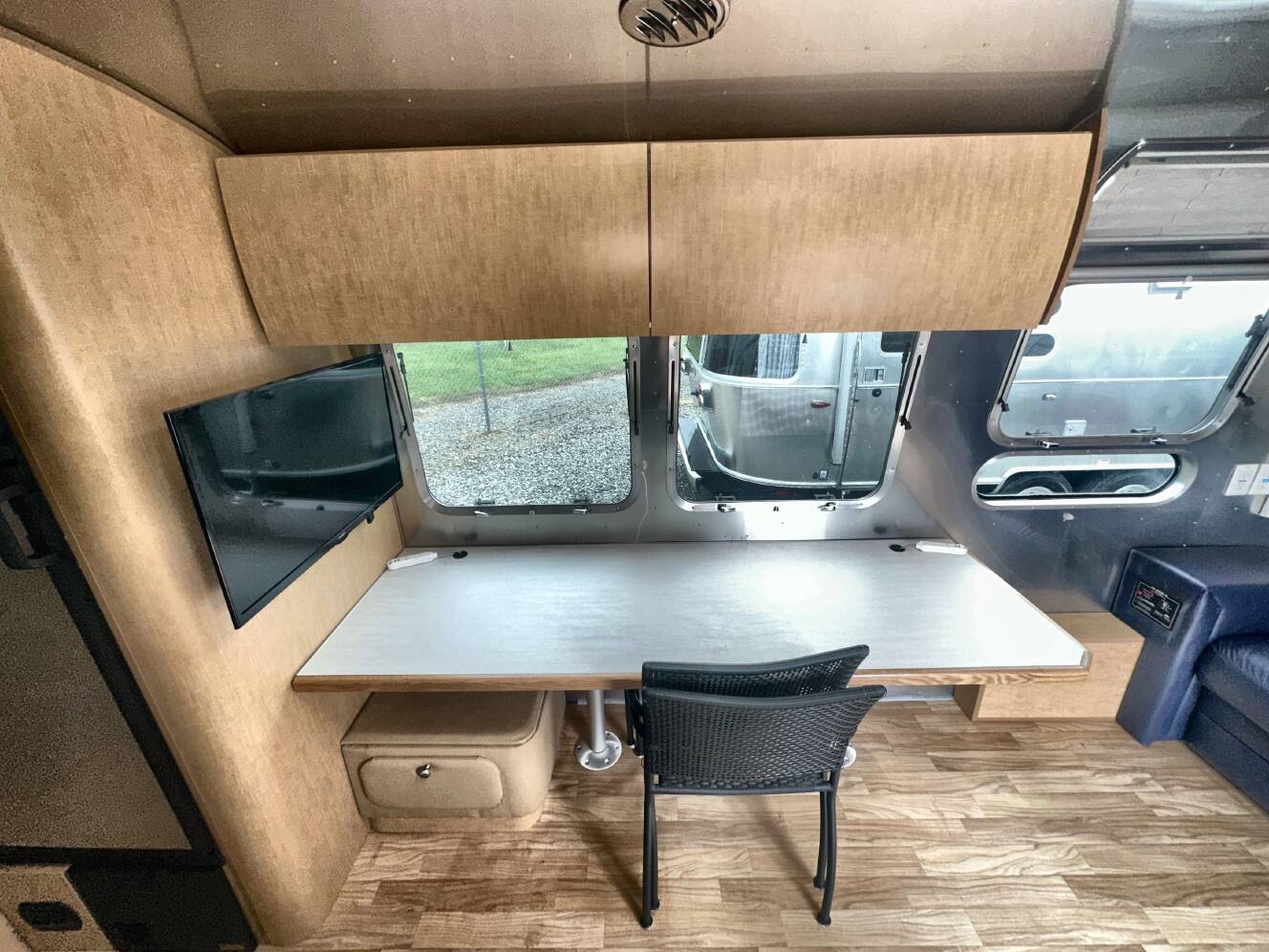 A photo of this 2017 Airstream FLYING CLOUD 30