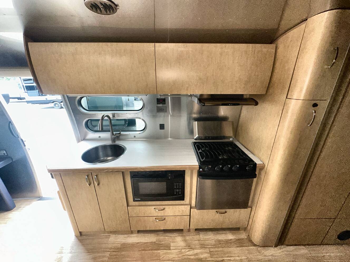 A photo of this 2017 Airstream FLYING CLOUD 30