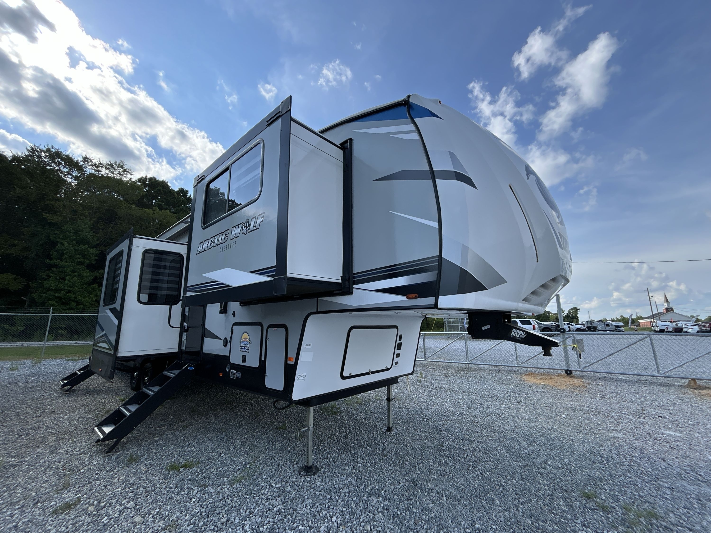 2022 Forest River ARCTIC WOLF 3990 RV