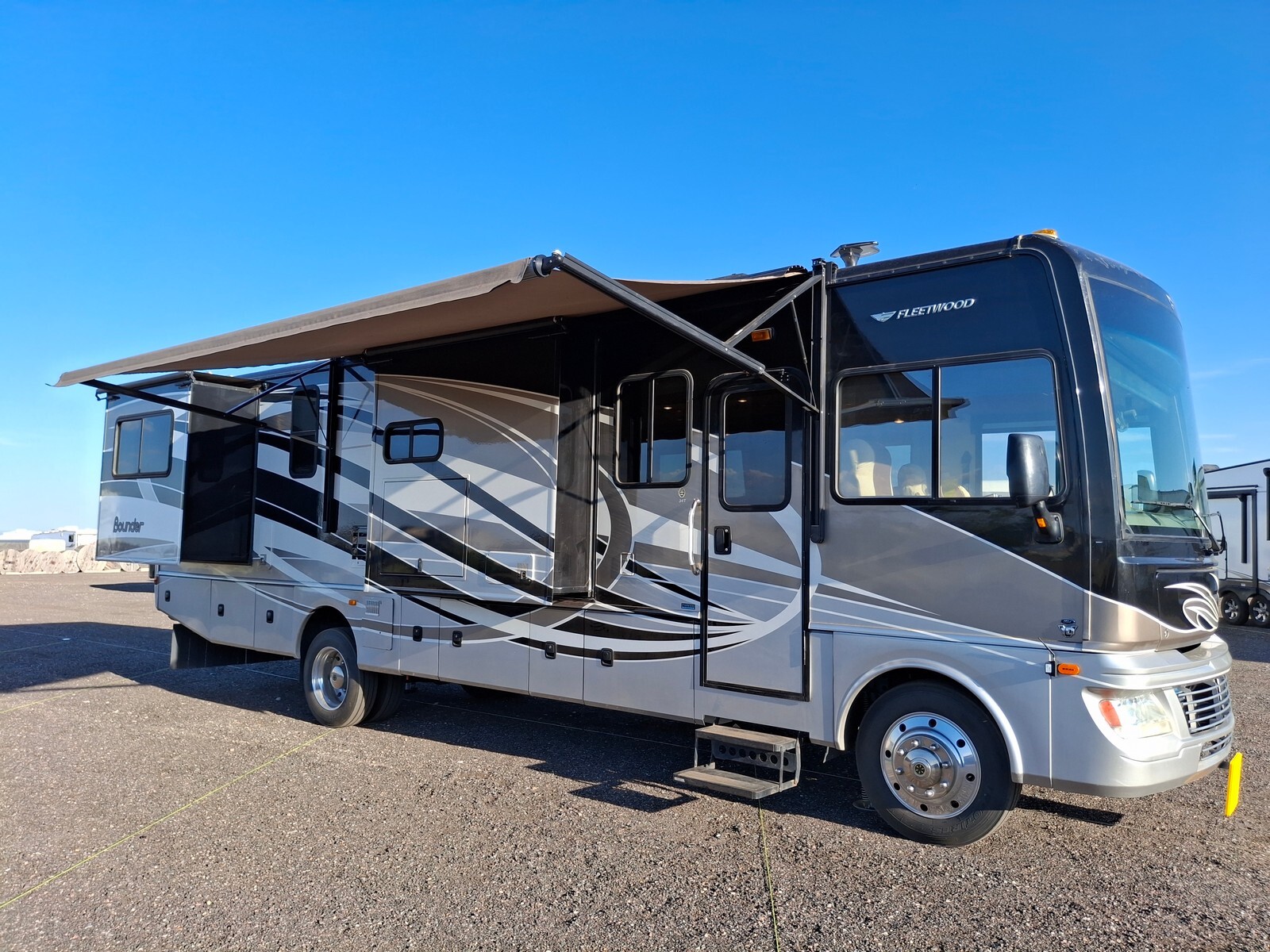 2015 Fleetwood BOUNDER 34T in golden CO