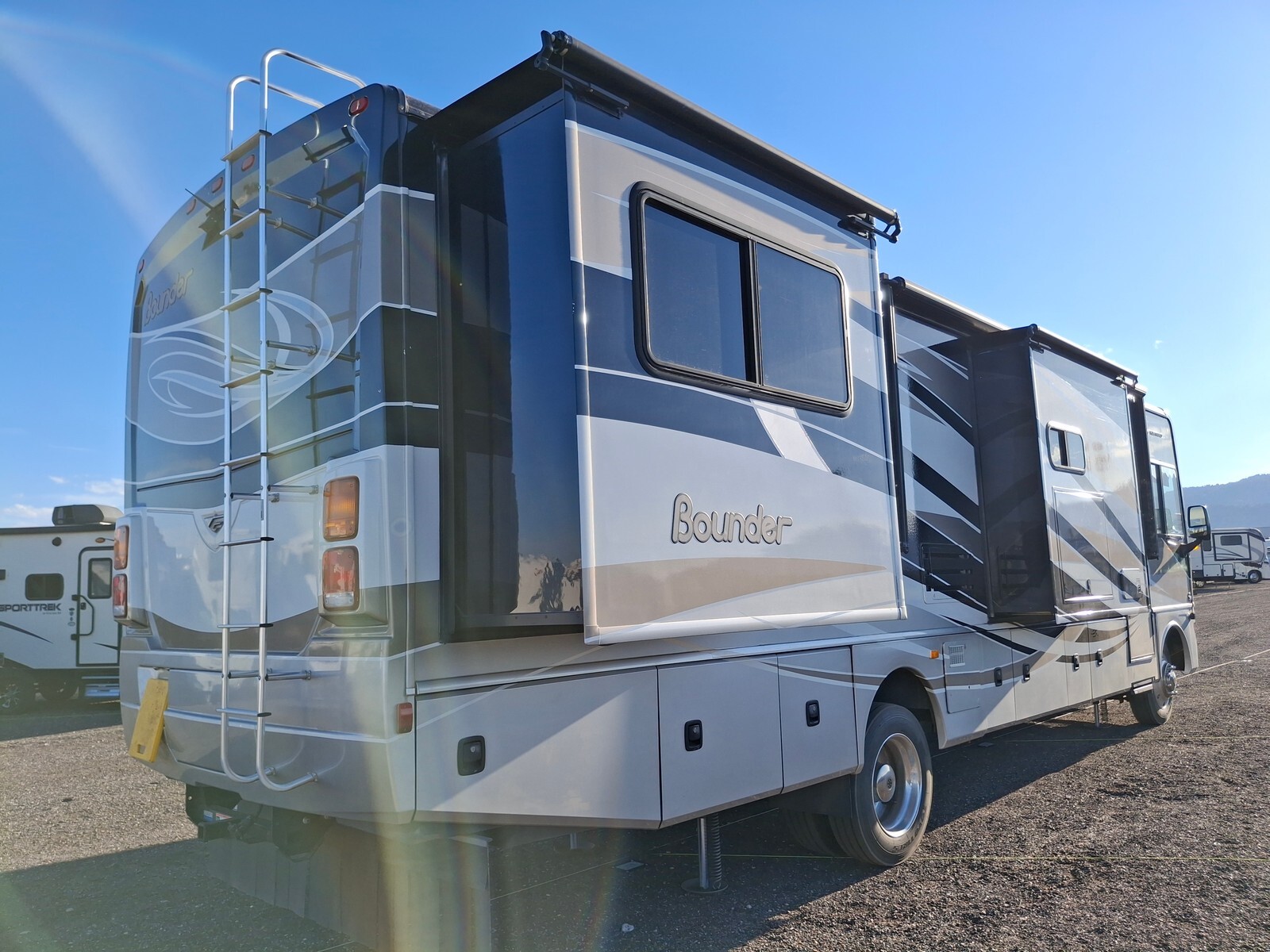 2015 Fleetwood BOUNDER 34T in golden CO
