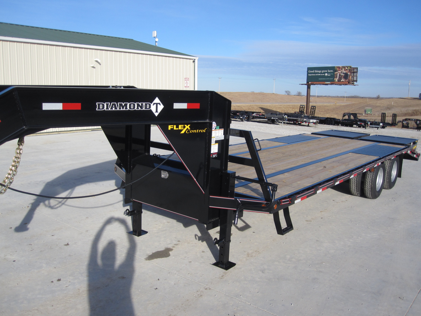 2026 Diamond T 102" x 25' Lo-Pro Gooseneck in Palmyra, NE