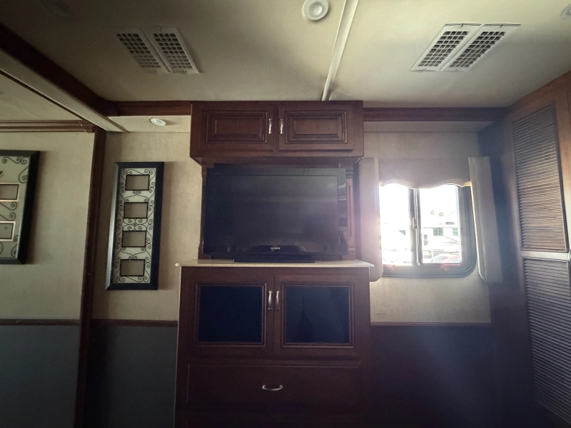 2012 Freightliner Providence 42P XCM Chassis